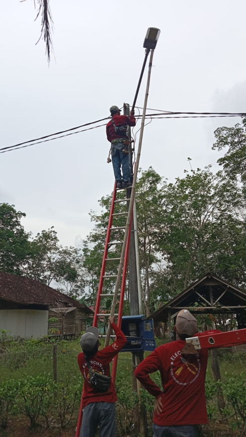 Penggantian Lampu PJU Desa Tegal Sari: Upaya Meningkatkan Keamanan dan Kenyamanan Masyarakat